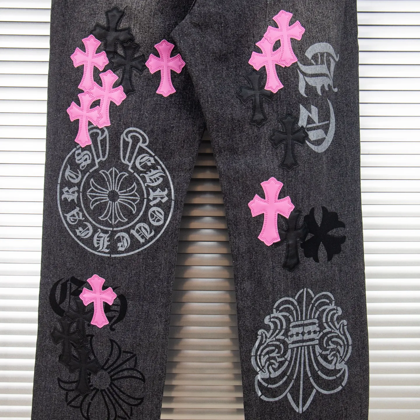 P260 Chrome Hearts Chrome Hearts Jeans Purple Matty Boy Sex Records Rivet Style Work Jeans CH Jeans need to be disassembled and washed before being dismantled and hand-stitched with sheepskin cross leather and then spliced ​​together to complete. The whole piece has too many craftsmanship to explain. The cabinet price is 16W+ level, patchwork cross pattern embellishment, high-waisted washed jeans! ! Absolutely high-end luxury products, 8W+ level god-level items, super popular products, made with top heavy industry, a magic weapon that cannot be missed. About Kroxin This is an extremely luxurious fashion brand, which can also be called the aristocrats of the high street. It has always been an exclusive brand for some hipsters or rich second generation. Compared with ordinary high streets, it is more luxurious and noble. Compared with luxury brands, it has a more fashionable personality and has always been a brand that I have a special liking for. Style number: 1761# Size: 28 30 32 34 36